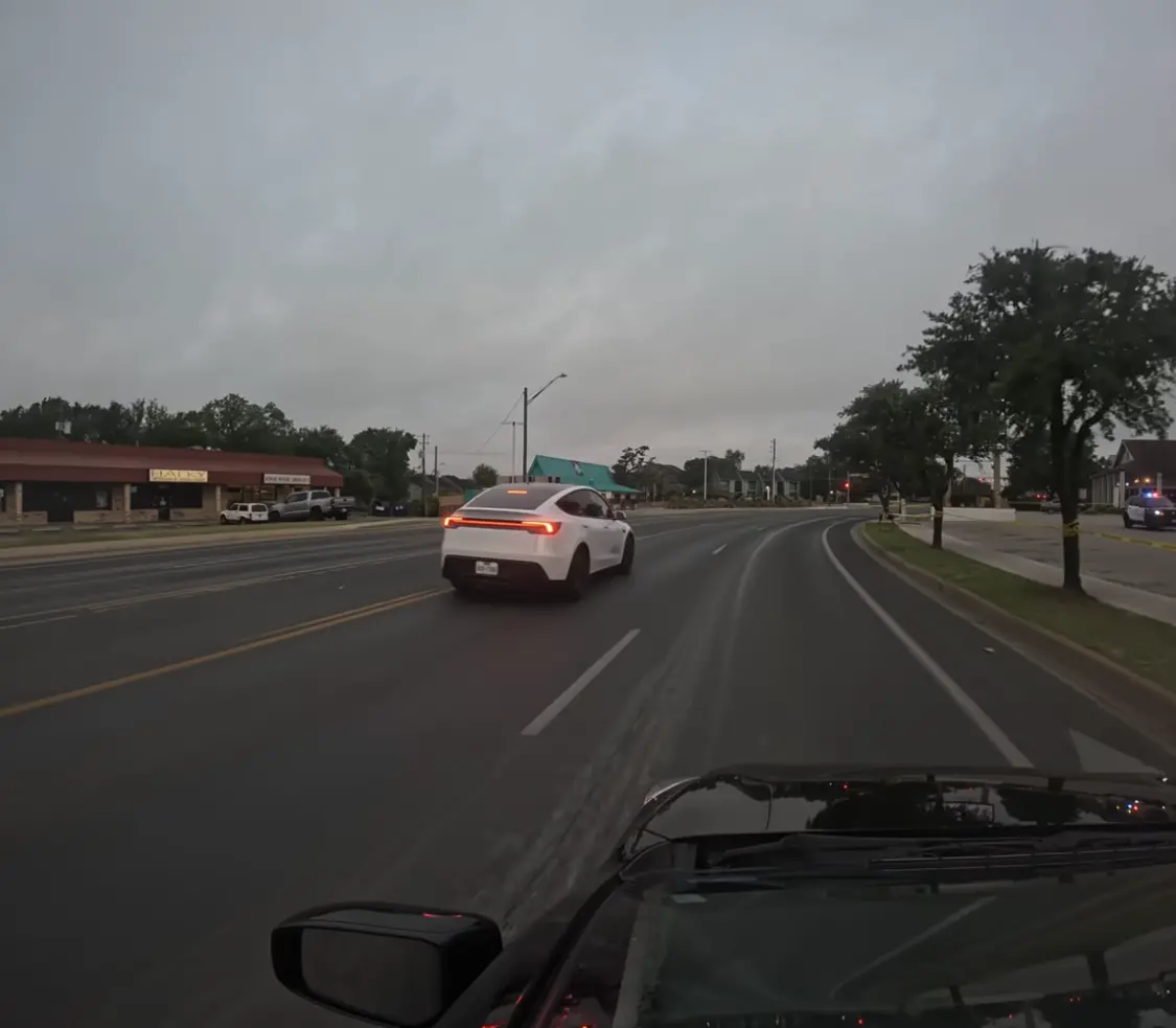 特斯拉Robotaxi突然刹车