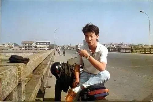 ● 年轻时的蔡文胜