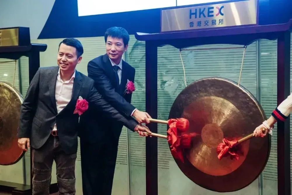 ● 2016年12月15日，蔡文胜（右）与吴欣鸿在港交所敲响上市锣