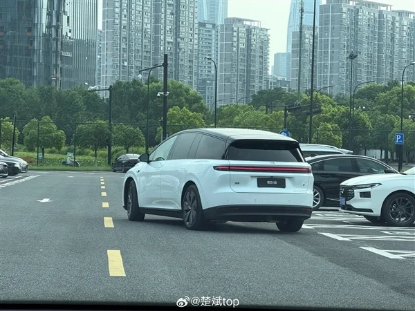 35万级家用纯电SUV 理想i8实车内饰首次曝光：比较眼熟