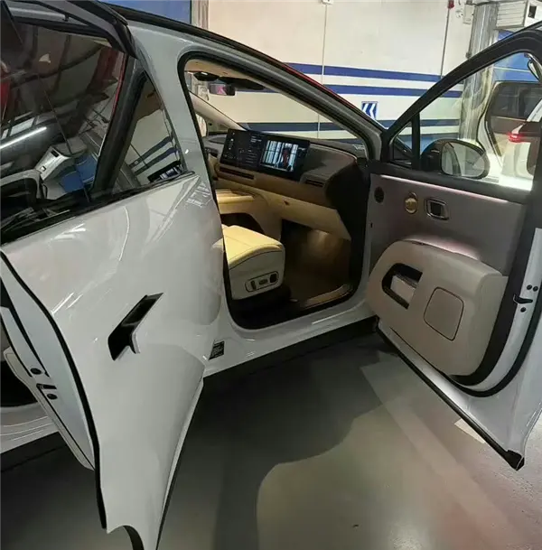 35万级家用纯电SUV 理想i8实车内饰首次曝光：比较眼熟