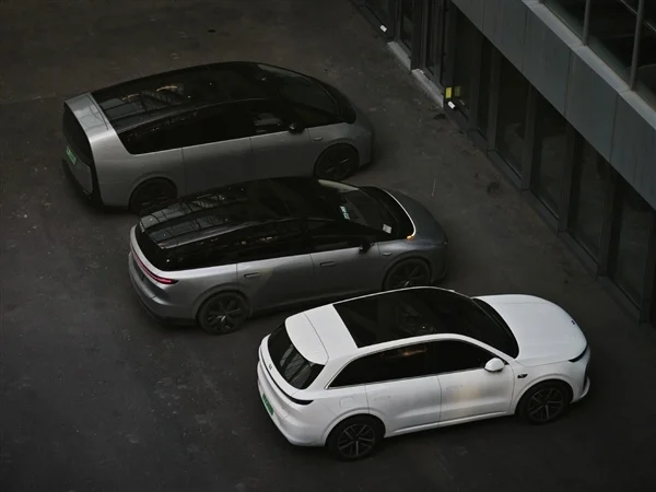 李想晒三车同框！坚称大空间纯电SUV就该像理想i8