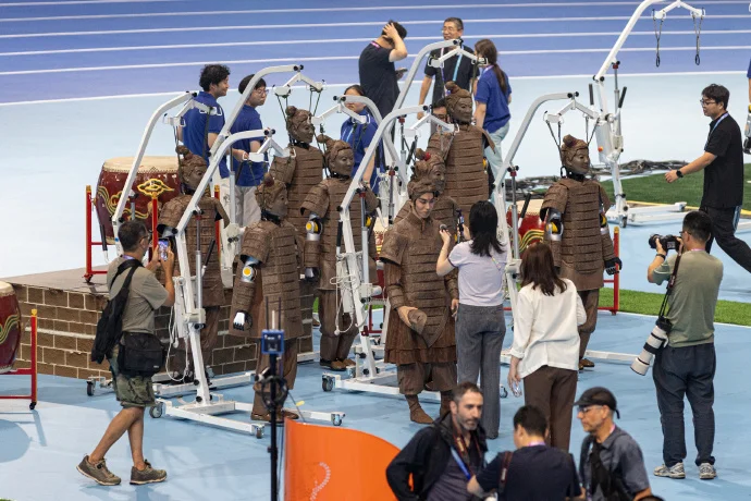 绕场打招呼、扮演兵马俑、打拳热身&hellip;这届机器人运动员太能整活了