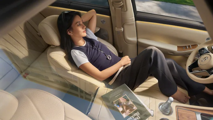 全新问界M7内饰揭晓：16.1英寸中控屏 主驾零重力座椅